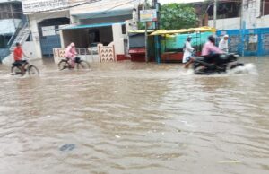 भारी जल जमाव कि वजह से परिवार हुआ घर में कैद चेयरमैन से लगाई गुहार