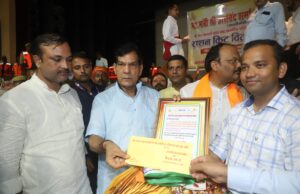 जिलाधिकारी ने जनपद प्रभारी के हाथों सैनिको व पुलिस कर्मियों को भेजी तिरंगा राखी