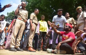 बाढ़ पीड़ितों को राहत सामग्री बाँटने पहुंचे सपा नेता संदीप यादव को प्रशासन ने रोका