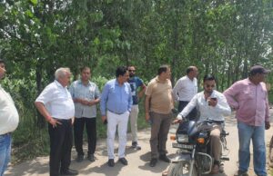 बाढ के प्रभाव के आंकलन के लिए खेतों में उतरे अधिकारी