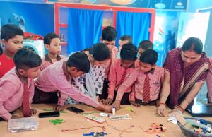 प्राथमिक विद्यालय अमखेड़ा में बच्चों ने बहिनों के लिए बनाये रक्षा सूत्र