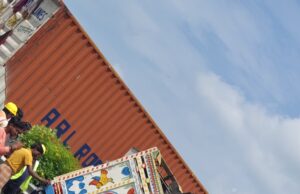 तेज़ रफ्तार से फ्लाईओवर पर पलटी पिकअप, चालक फरार