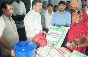 विधायक विपुल दूबे ने बाढ़ प्रभावित गांवों का भ्रमण कर वितरित किया राहत सामग्री