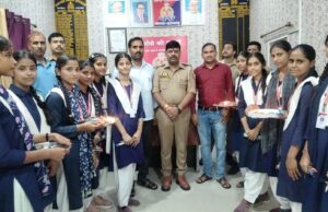 छात्राओं ने पुलिसकर्मियों व अधिवक्ताओं को सौंपा रक्षा सूत्र, सुरक्षा का भरोसा