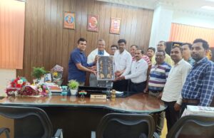 सैफई विश्वविद्यालय के कुलपति अजय सिंह का अंगवस्त्र एवं प्रतीक चिन्ह भेंट कर हुआ स्वागत