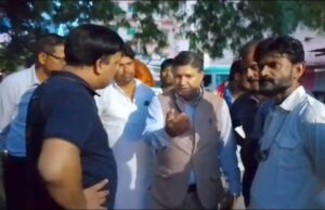 भदोही अस्पताल में बारिश के पानी से हुआ जलभराव मरीजों को हुई परेशानी