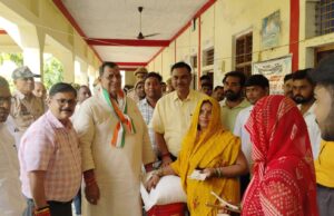 विधायक, जिलाधिकारी ने बाढ़ पीड़ितों को बांटी सामग्री