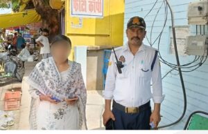 यातायात पुलिस ने महिला यात्री का दिया उसका खोया फोन