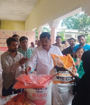 जलशक्ति राज्य मंत्री ने बाढ़ राहत शिविर का किया निरीक्षण बांटी राहत सामाग्री