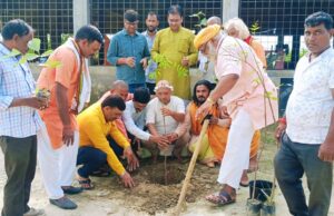 पर्यावरण संरक्षण हेतु बाबा बेलखरनाथ धाम में पौधारोपण अभियान जारी