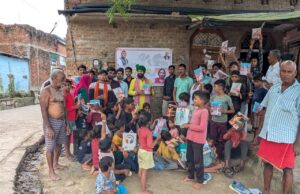 कोंच के पहाड़ गांव में वीरांगना फूलन देवी की जयंती पर बच्चों को बांटी पढ़ाई की सामग्री