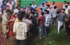 झूला विवाद ने लिया हिंसक रूप, युवक और किशोरियों में हाथापाई