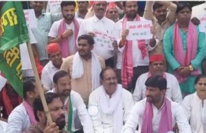 जालौन में सपा-कांग्रेस का प्रदर्शन, चुनाव आयोग का पुतला फूंका