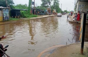 एनएचएआई की लापरवाही से लोग बेहाल, सर्विस रोड बनी तालाब