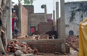 मंदिर ट्रस्ट के निर्माणाधीन कार्यालय की दीवार को दबंग पुजारी ने तोड़ा