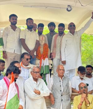 छात्र संघ भवन पर लाल पद्मधर की शहादत दिवस पर पूर्व पदाधिकारियो व छात्रों ने श्रद्धांजलि