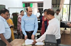 डीएम ने विकास भवन में स्थापित कार्यालयों के उपस्थिति पंजिका का किया अवलोकन