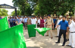 जनप्रतिनिधि गण के साथ डीएम,एसपी, सीडीओ ने दिखाई हरी झंडी