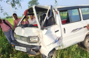 स्कूली वैन अनियंत्रित होकर पेड़ से टकराने से वैन में सवार कई बच्चे हुए घायल