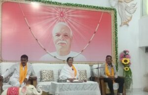 राजयोगिनी मीना पत्रकार भाइयों को राखी बांध कर बताया रक्षाबंधन का महत्व