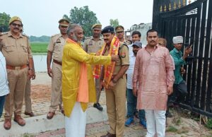 होमगार्ड जिला कमांडेंट ने शनिदेव धाम में लगाए औषधीय वृक्ष