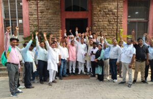 तबादले के लिए आंदोलन में शामिल होने के लिए बड़ी संख्या में शिक्षक रवाना