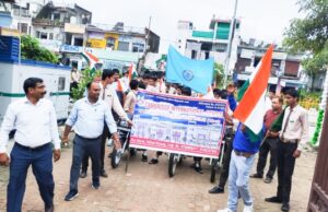 कैंब्रिज स्कूल के शिक्षकों व छात्रों ने निकाली तिरंगा यात्रा