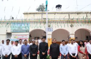 जिलाधिकारी ने आवास एवं कलेक्ट्रेट परिसर में किया ध्वजारोहण