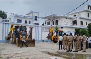 हाईकोर्ट के आदेश पर नानौता देहात ग्राम प्रधान निरज राणा के निवास पर चला बुलडोजर