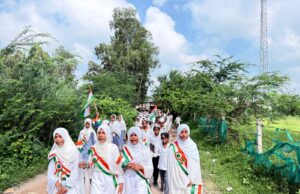 तिरंगे के साथ छात्राओं ने निकाला जुलूस, पेश कि शानदार प्रस्तुतियां