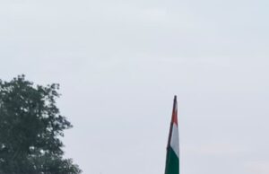 सूर्यास्त के बाद भी नहीं उतारा गया तिरंगा, कर्मचारियों की लापरवाही हुई उजागर