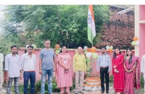 बडग़ांव पीएचसी में चिकित्सा अधिकारी ने किया ध्वजारोहण स्वतंत्रता सेनानीयो को किया याद।