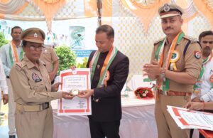 जिलाधिकारी ने कारागार अधिक्षक को प्रशस्तिपत्र देकर किया सम्मानित