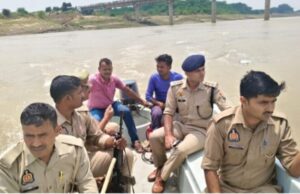 दो बेटियों को यमुना में फेंक पिता ने लगाई छलांग, खोजबीन जारी