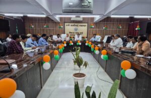 सीएम युवा उद्यमी योजना की समीक्षा, बैंकों की लापरवाही पर सख्त:जिलाधिकारी