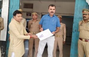 ठेकेदार की लापरवाही से टूटी सड़कें, ग्रामीणों ने की शिकायत