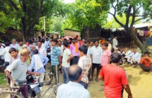 समिति में खाद न मिलने पर किसानों ने किया विरोध प्रदर्शन