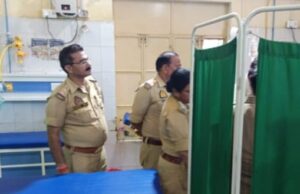 मंदिर के अन्दर महिला ने लगाई आग, हालत गंभीर