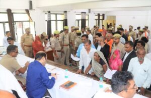 डीएम व एसपी ने सम्पूर्ण समाधान दिवस में सुनी शिकायतें, 19 शिकायतों का हुआ निस्तारण