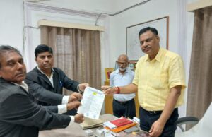 आम आदमी पार्टी ने किसानों कि समस्याओं को लेकर जिलाधिकारी को सौंपा ज्ञापन