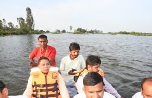 गंगा व पांडु नदी में बाढ़ से हाहाकार, क्षेत्रीय विधायक ने नाव से किया दौरा