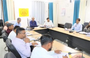 जिलाधिकारी ने राजस्व प्रशासन एवं कर-करेत्तर राजस्व संग्रह की समीक्षा की