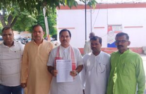 अटल बिहारी वाजपेयी की प्रतिमा के शीघ्र अनावरण हेतु डीएम से मिले भाजपा नेता