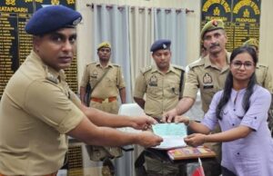 मेधावी पुलिसकर्मियों के बच्चों को एसपी ने दी छात्रवृत्ति