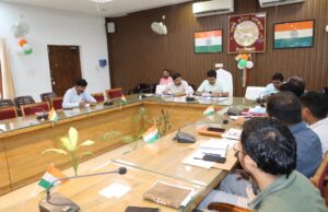 जिलाधिकारी ने की छोटी एवं सहायक नदियों तथा वाटर बाॅडी के पुनरोद्धार कार्ययोजना कि बैठक