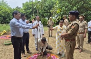 एक पेड़ मां के नाम जिलाधिकारी व पुलिस अधीक्षक ने किया हरिशंकरी पौधरोपण