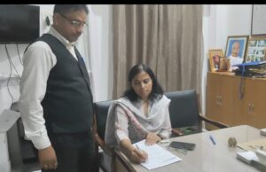 जमीन पर अवैध कब्जे के विरोध में आम आदमी पार्टी ने जिलाधिकारी को सौंपा ज्ञापन