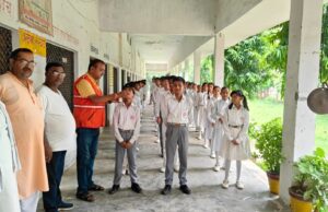 बरसात के मौसम में बीमारियों से बचने की पिलाई गई दवा