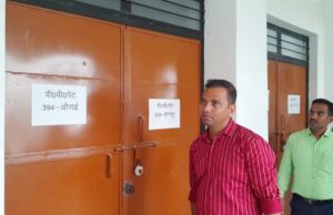 जिला निर्वाचन अधिकारी ने ई0वी0एम0 व वीवीपैट स्ट्रांग रूम का किया मासिक निरीक्षण