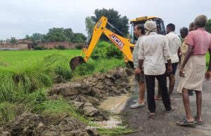 अदंमऊ माइनर में खड़ी झाड़ियों को हटाने के लिए किसानों ने इकट्ठा किया चंदा